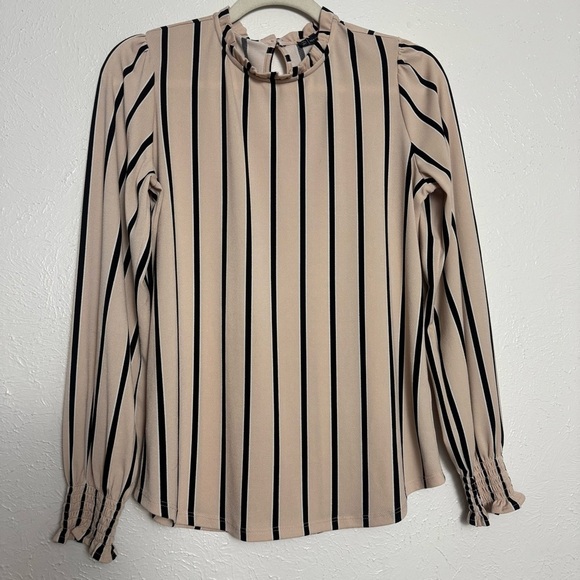 Adrianna Papell Tops - Adrianna Papell Cream and Black Puff Sleeve Blouse